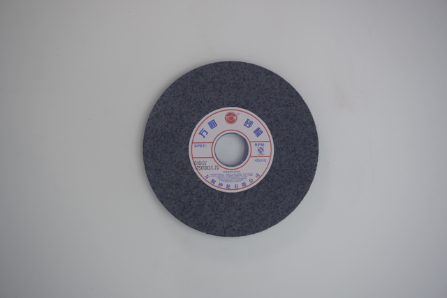 Hand-cranked grinding wheel with black carbon air holes